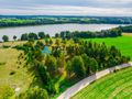 Malownicza działka z linią brzegową jeziora - zdjęcie 1