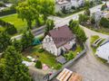 Dom z wydzielonymi lokalami na ładnej działce - zdjęcie 2