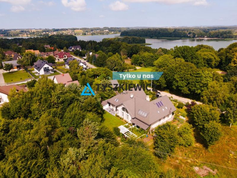 Niezwykły dom blisko jeziora Tuchomskiego